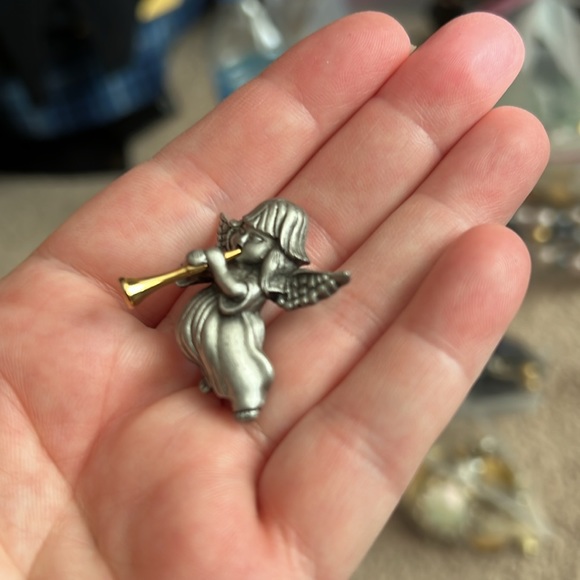 Vintage Angel pewter brooch - Picture 3 of 5
